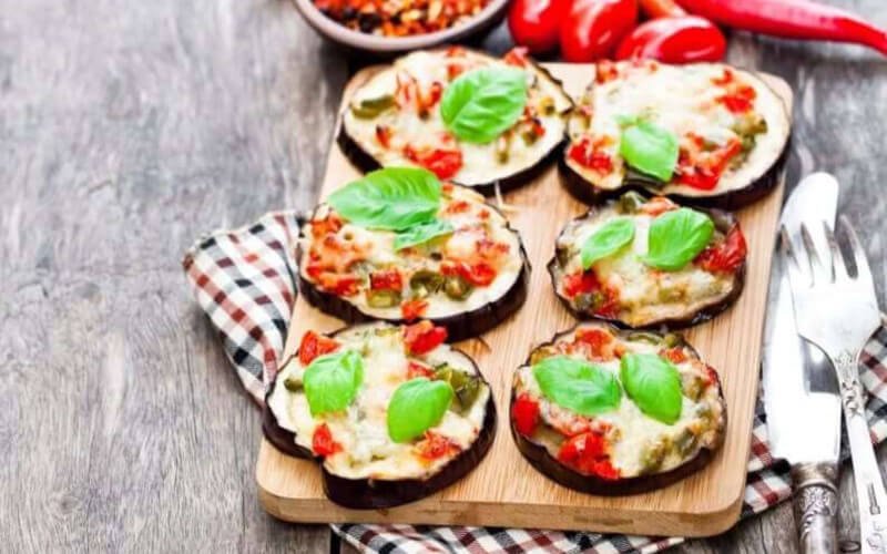Pizzettes d'aubergines grillées à la mozzarella et aux tomates cerises