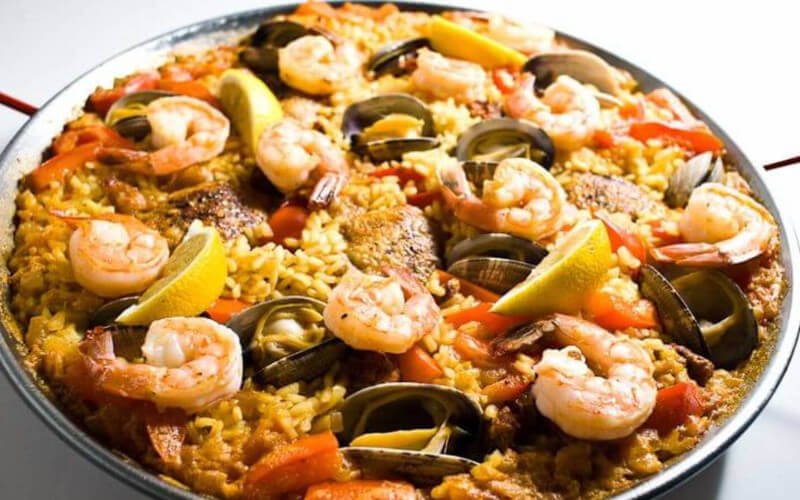 Recette de Paëlla Royale espagnole aux fruits de mer, poulet et chorizo