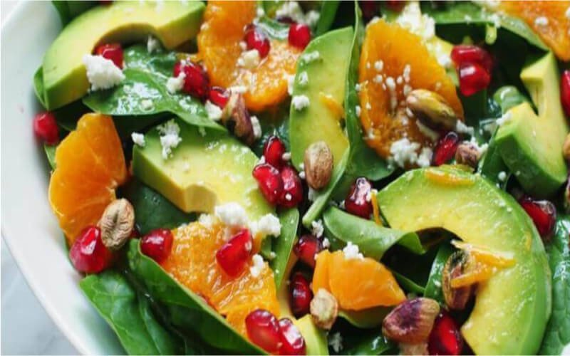 Salade estivale avocat-mozzarella : une recette rapide et facile à réaliser !