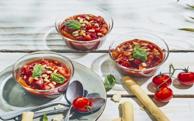 Verrines de tomates cerises, pignons grillés et tomates séchées