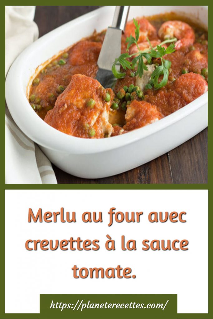 Merlu au four avec crevettes à la sauce tomate.