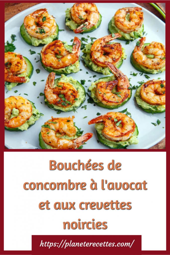 Bouchées de concombre à l'avocat et aux crevettes noircies