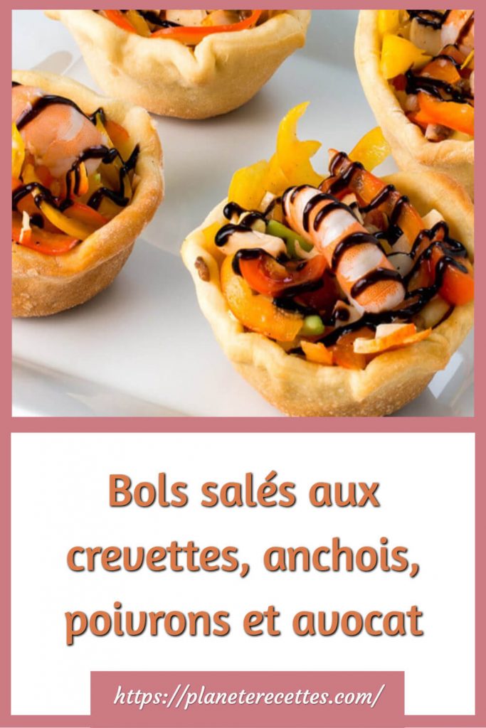 Bols salés aux crevettes, anchois, poivrons et avocat