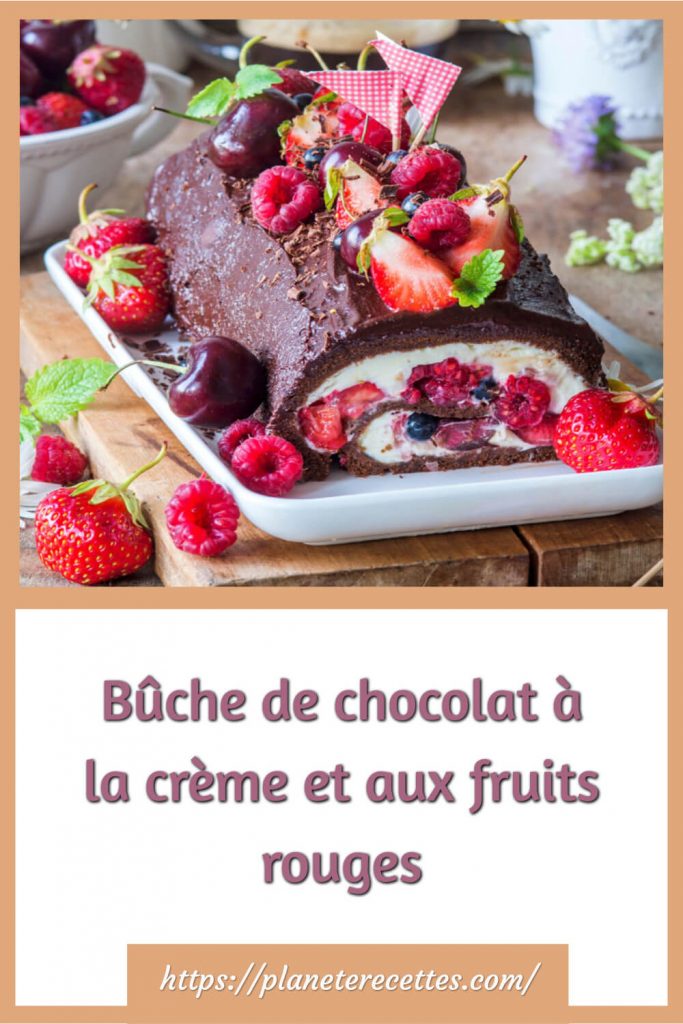 Bûche de chocolat à la crème et aux fruits rouges