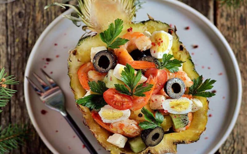 Recette de salade d'ananas farcis aux fruits et fruits de mer : Une présentation originale et délicieuse