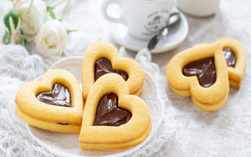 Recette de Biscuits Cœur Fourrés à la Crème de Noisette en 20 Minutes