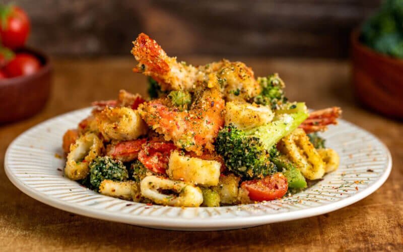 Recette facile et savoureuse de crevettes et calamars aux légumes cuits au four