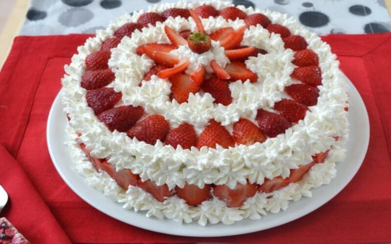 Gâteau aux fraises : la recette classique de la génoise à la crème fraîche 