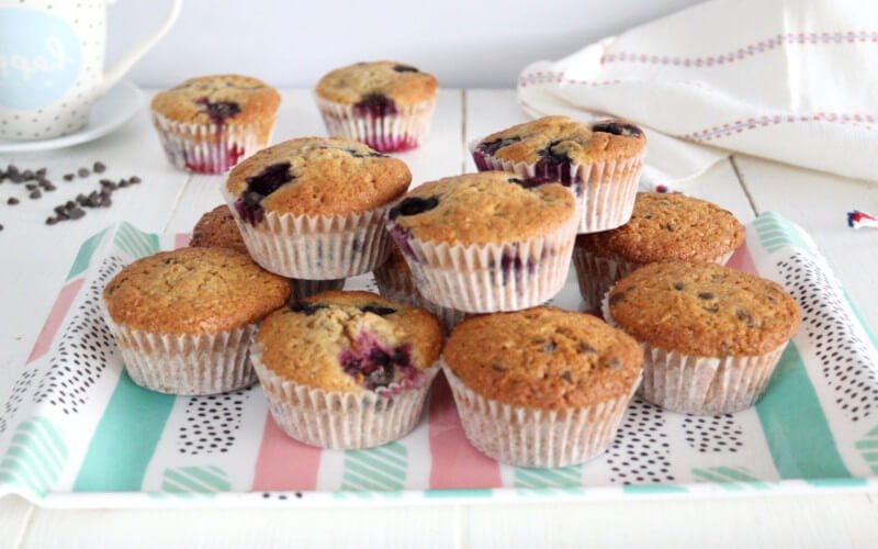 Muffins complets aux myrtilles et pépites de chocolat